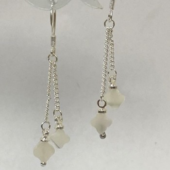 Earrings with Mother-of-Pearl in the Shape of a Four-Leaf Clover, diameter 6x2 mm ± on a silver-tone chain, length 45 mm+