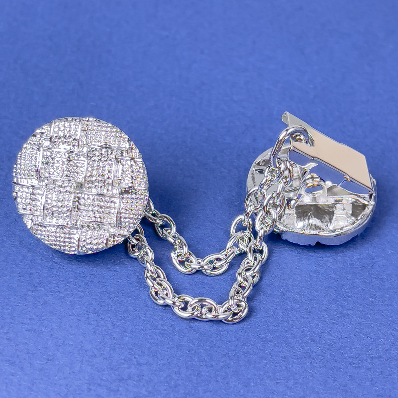 Cardigan brooch in silver-colored metal, 21 mm diameter, chain length 9 cm