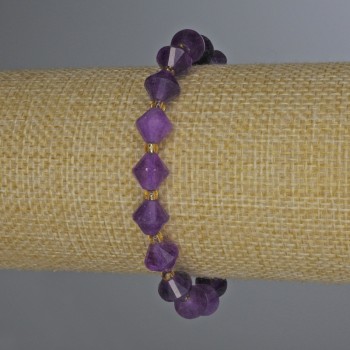 Sugilite bracelet with a faceted diamond shape, 8×8 mm ± with 3 mm seed beads ±, length 18 cm ± stretch