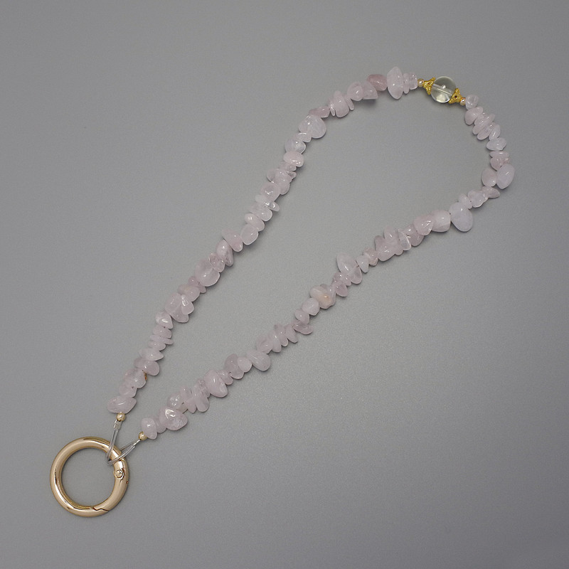 Pink quartz chip keychain – 4–9×2–5 mm chips, ring 24 mm diameter, length 40 cm (bead length 37 cm)
