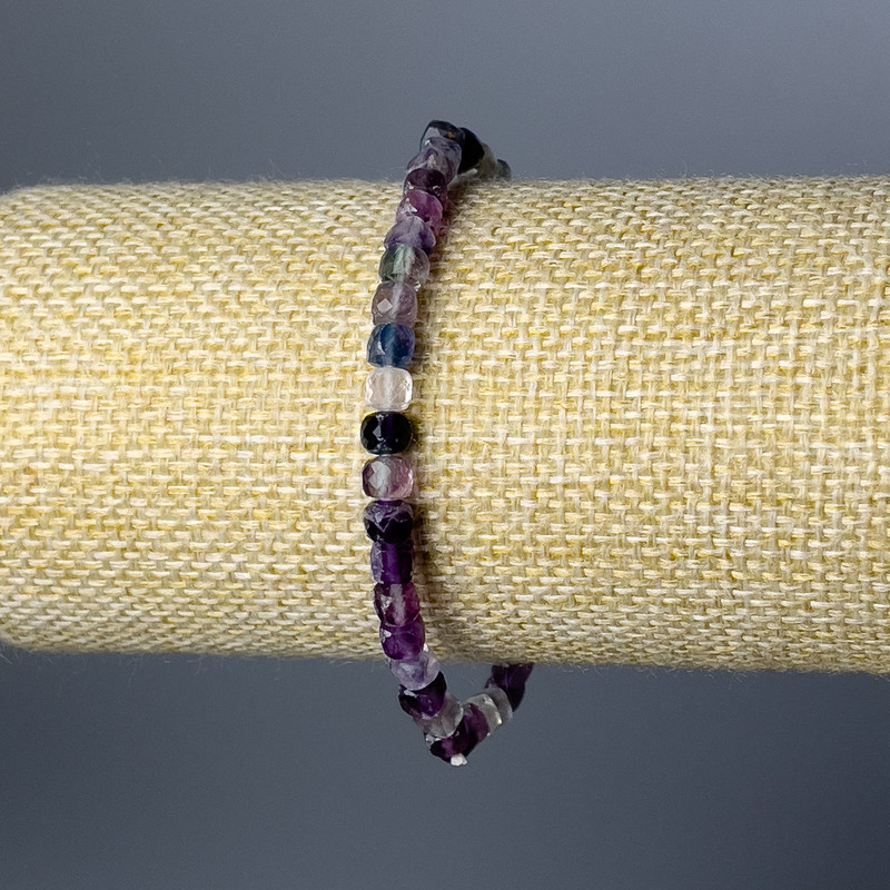 Bracelet made of natural fluorite, faceted cube beads, diameter 4–5 mm, length 18 cm (stretch)
