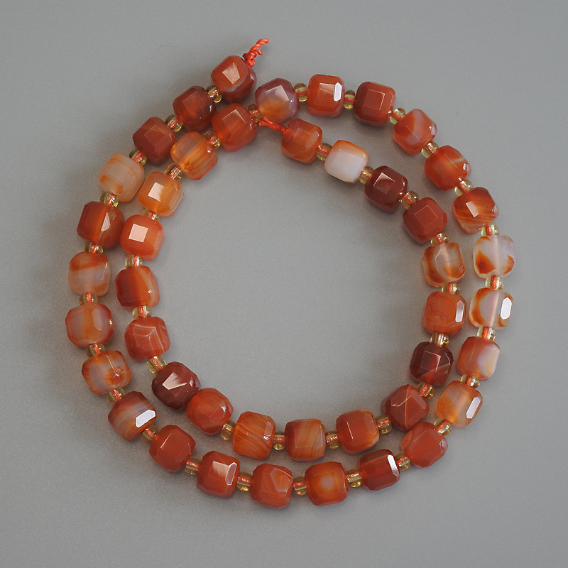 Faceted agate cube beads 6x6 mm +/- with 3 mm seed beads +/- on thread, length 37 cm+