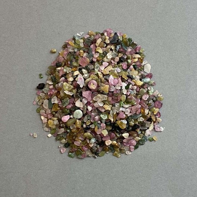 Natural Tourmaline Chips, Undrilled, 2-4 x 2-4 mm ± (per 100 g ±)