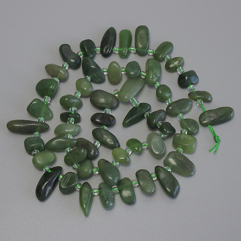 Jadeite Beads, Butterfly Chip Shape, Diameter 9-14×4-7 mm, 3 mm seed beads, Length about 43 cm on a thread