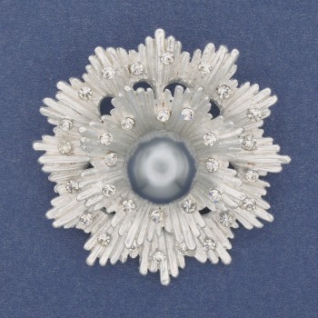 Brooch with Gray Majorca Pearl