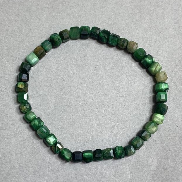 Green Cat's Eye Bracelet with Faceted 4x4 mm Cubes, 18 cm stretch
