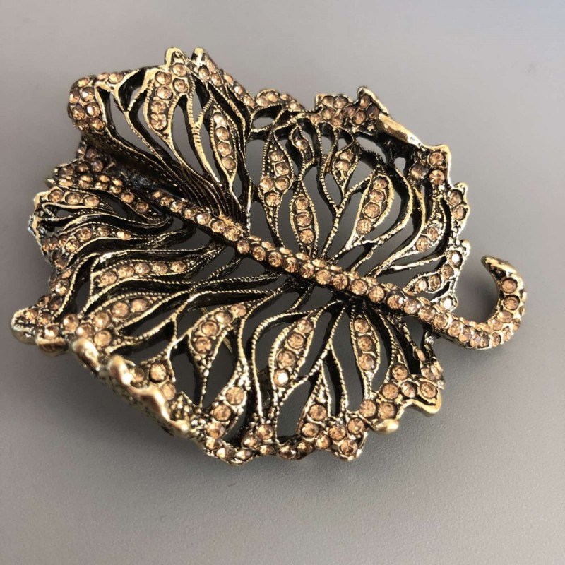 Leaf Brooch in Golden Rhinestones, Golden Metal 58x72mm