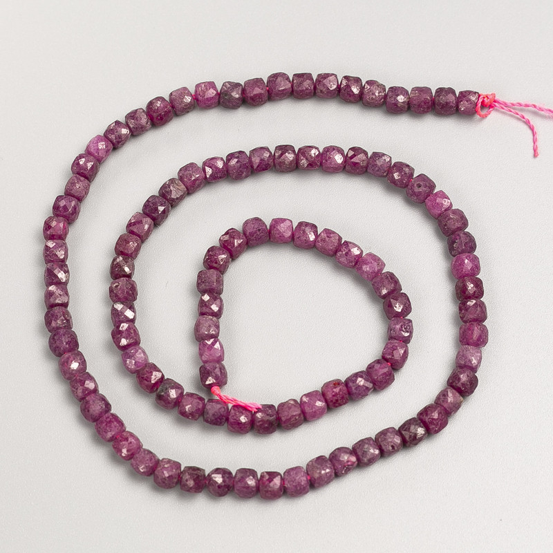 Ruby gemstone beads, faceted cube on thread, diameter 4–5 mm, length 39 cm