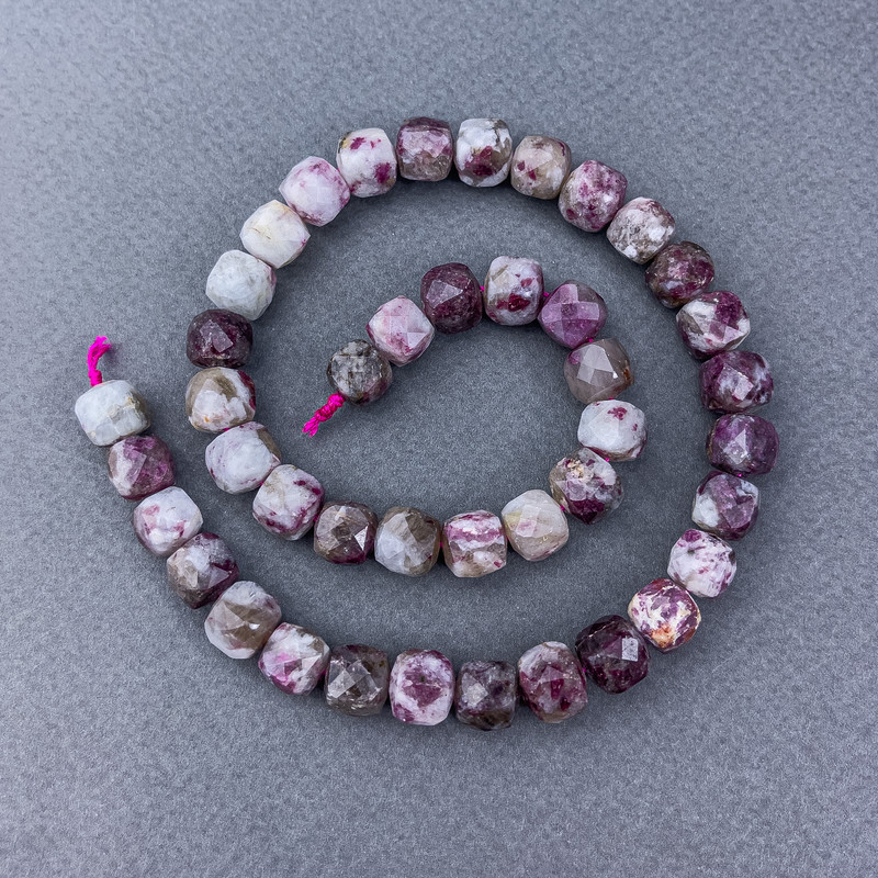 Tourmaline Beads, natural stone, faceted cube on a thread, diameter 9×9 mm+-, length 38 cm+
