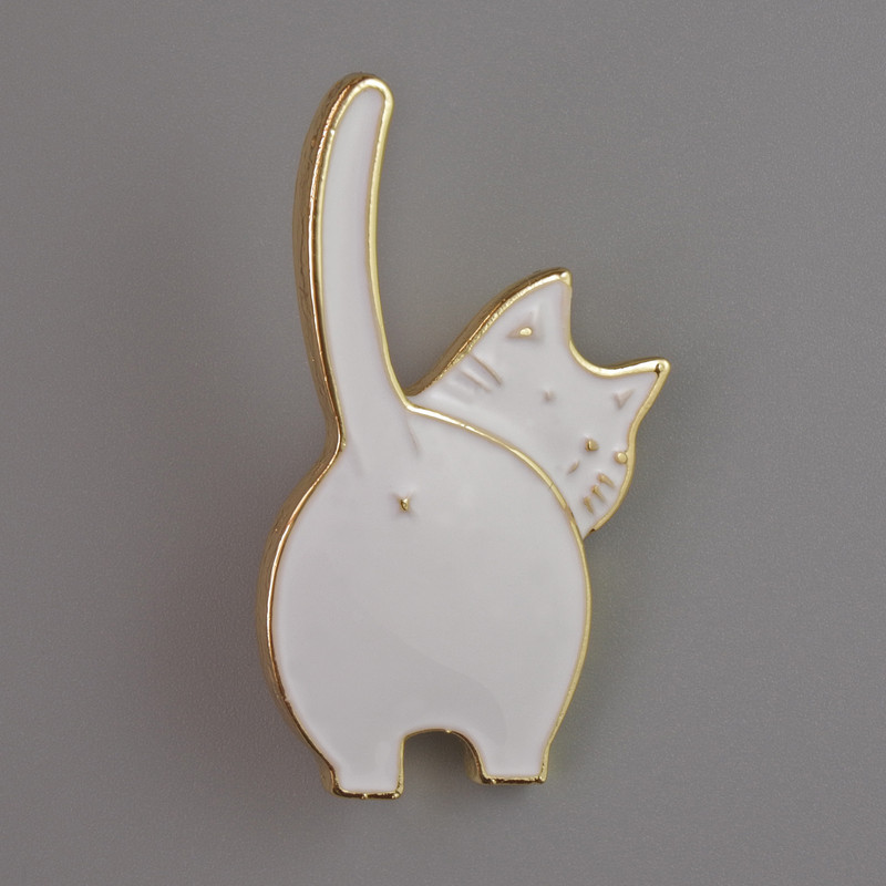 Cat Brooch in White Enamel, Gold-Tone Metal 37×20 mm