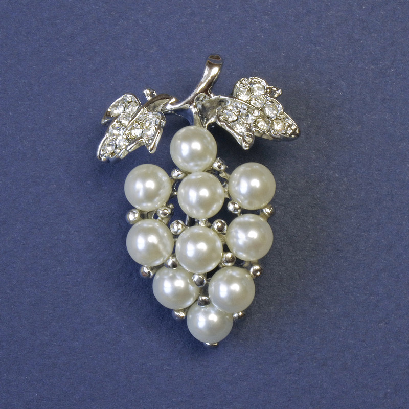 Brooch Grapes Cluster with White Pearls 37×27 mm ± Silver-Toned Metal