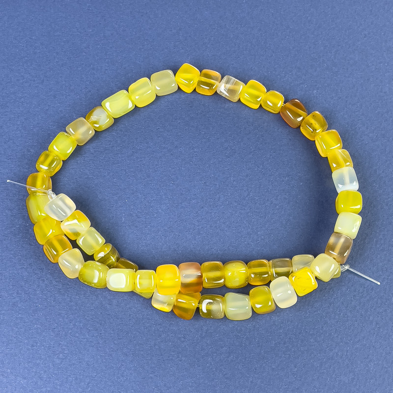 Cube-shaped Agate Beads 7x7 mm on thread, length 37 cm