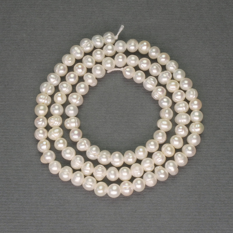 Freshwater white pearls on a strand, diameter 4–5 mm, length 36 cm