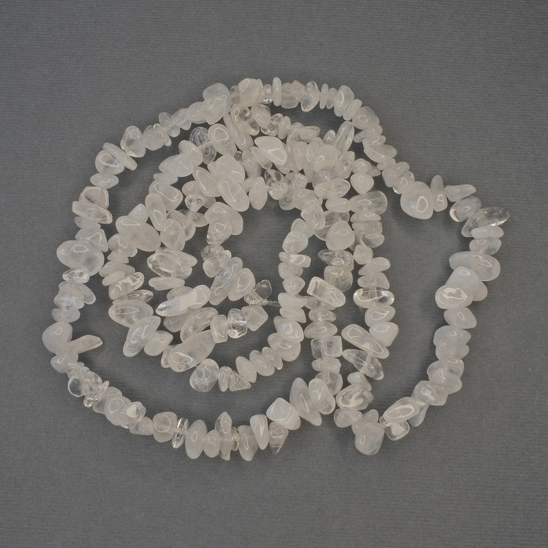 Rock crystal chip beads 5–14×3–6 mm on thread, length 76 cm+