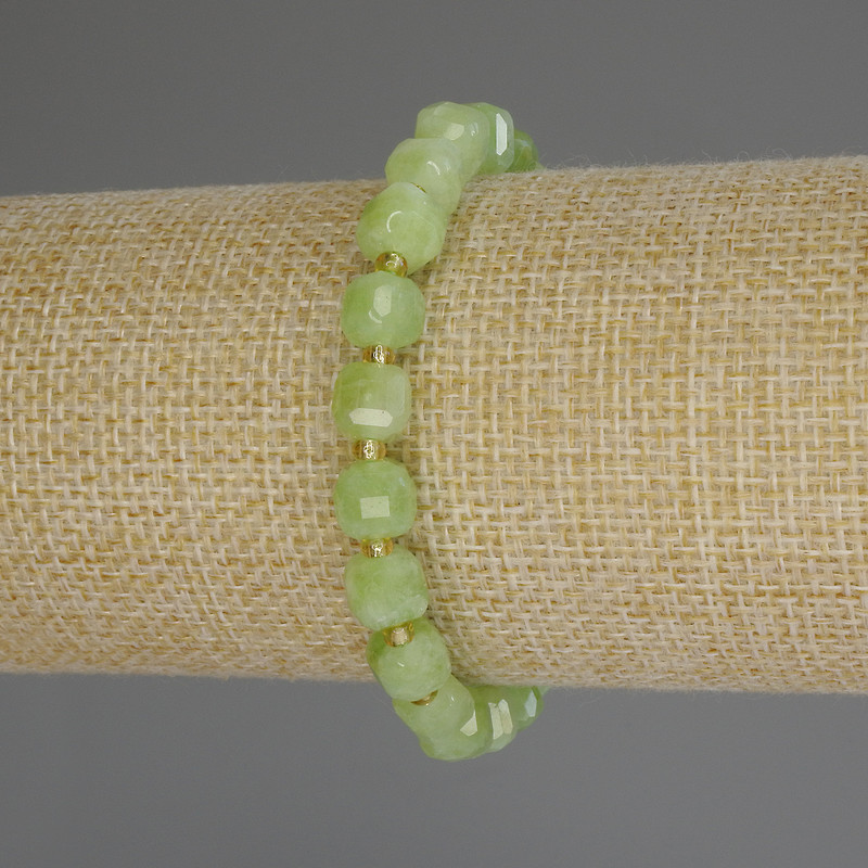 Chrysolite Olivine Faceted Cube Bracelet, 7x7 mm cubes, 18 cm (stretch)