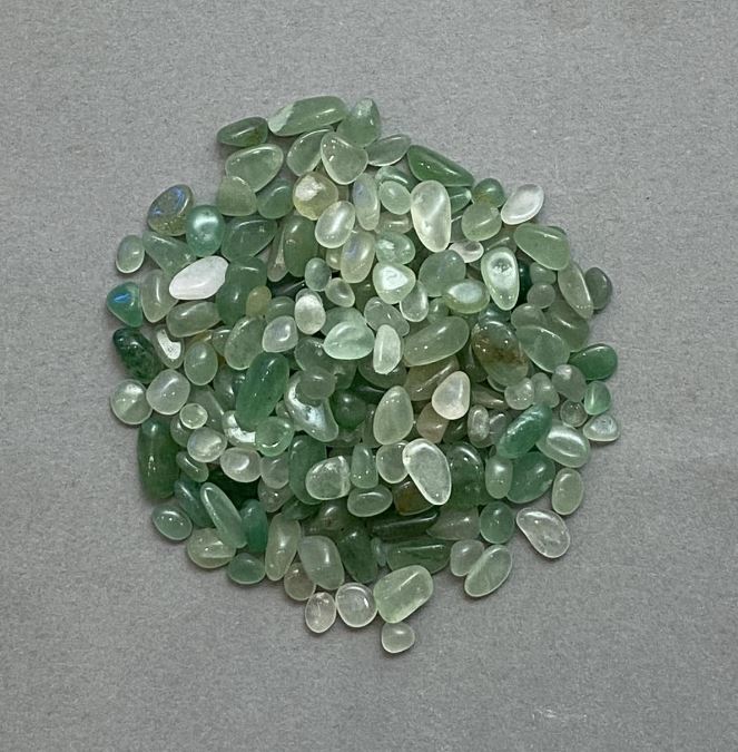 Natural Jade Chip Undrilled 4-9×3-5 mm +/- (per 100 g +/-)