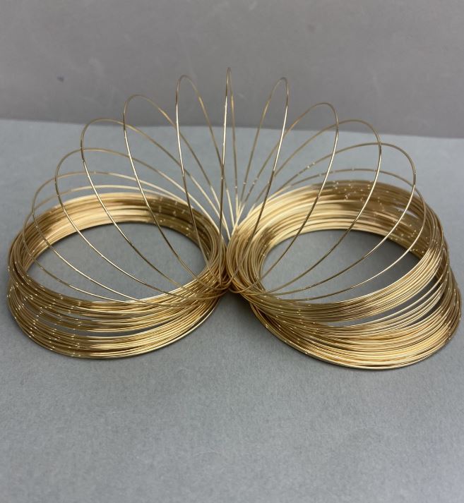 Memory wire gold-colored, 0.8 mm thick, coil diameter about 6 cm (+/-) price per 100 g
