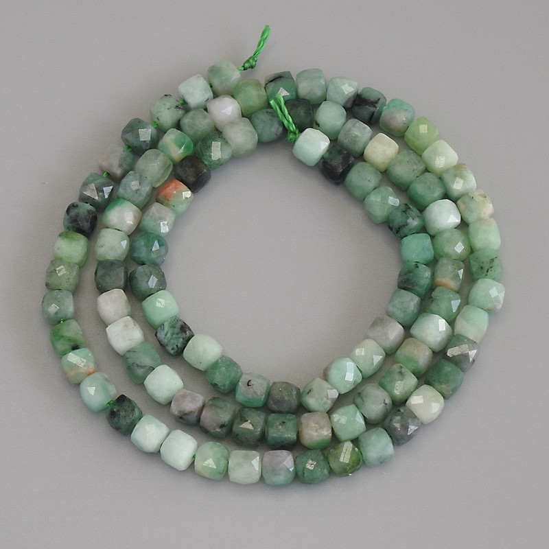 Emerald beads, faceted cube-cut, 4×4 mm diameter ±, on a thread, length 39 cm+
