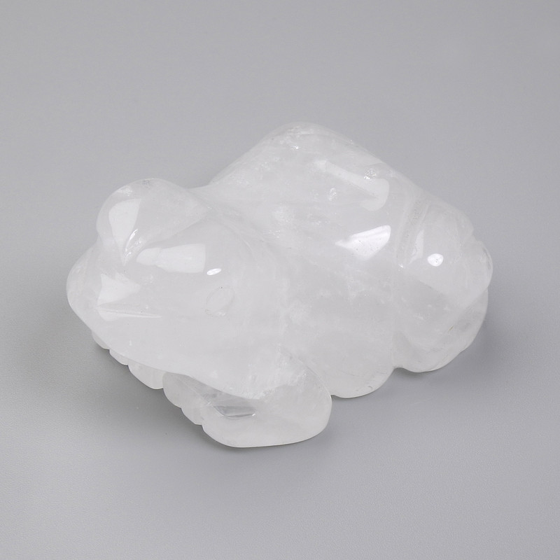 Frog statue made of rock crystal