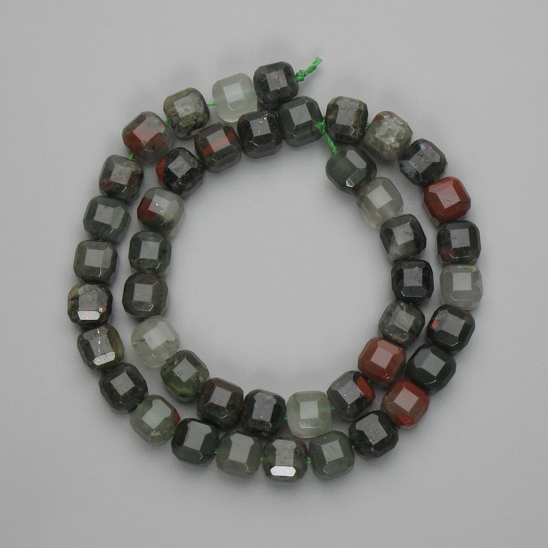 Red Jasper Beads, Faceted Cube 8.5x8.5 mm, 38 cm Length on Thread