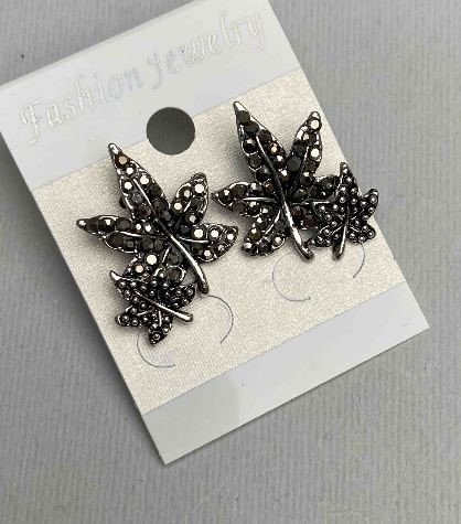 ( 25/20mm ) Double Leaf Earrings with a Black Rhinestone
