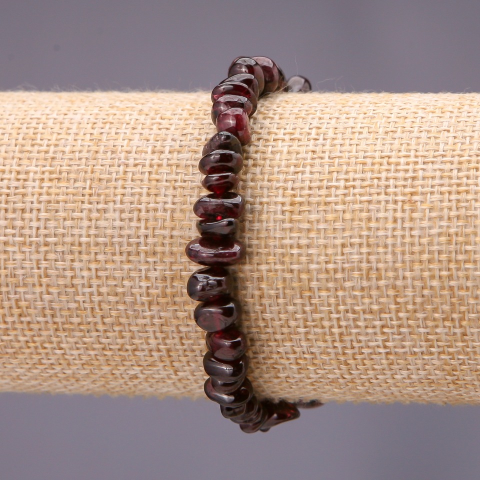 Браслет з натурального каменю Гранат крихта, діаметр 7(+-)мм на резинці, довжина 18см