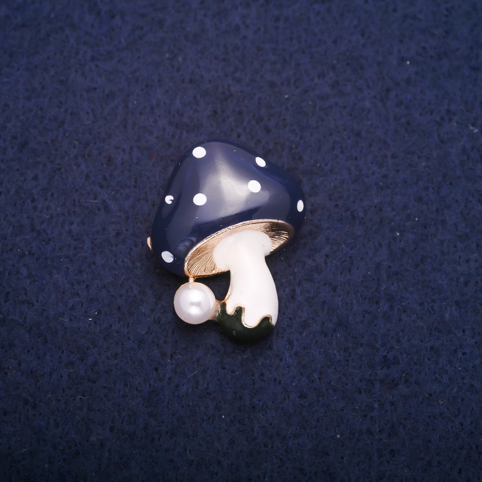 Brooch 'Mushroom' with blue cap, 22×28 mm, metal color: gold