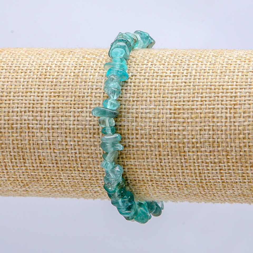 Elastic bracelet with tinted rock crystal granules, diameter 7x3 mm