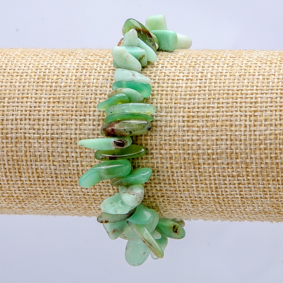 Elastic bracelet with natural chrysoprase chip 'needle', diameter 15×5 mm+