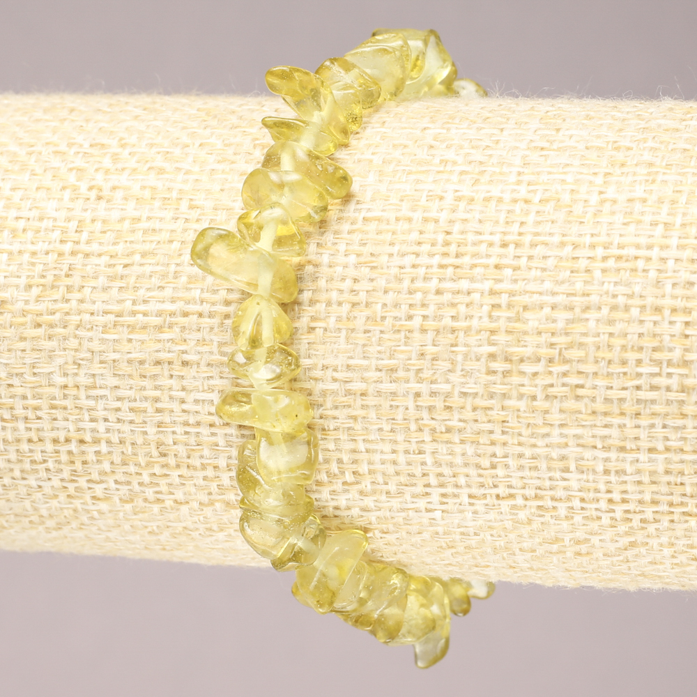 Elastic bracelet with tinted quartz chips, diameter 6–8 mm+