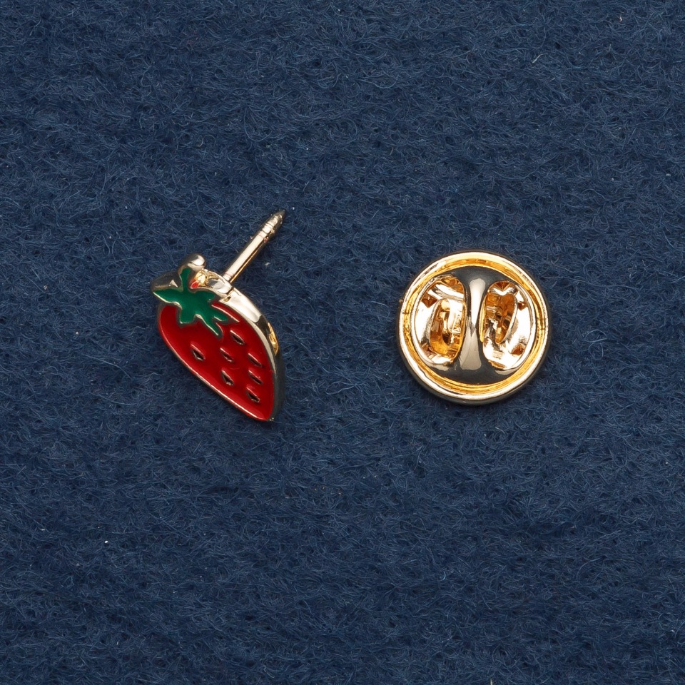 Brooch on twist clasp Strawberry 1.5×1 cm yellow metal