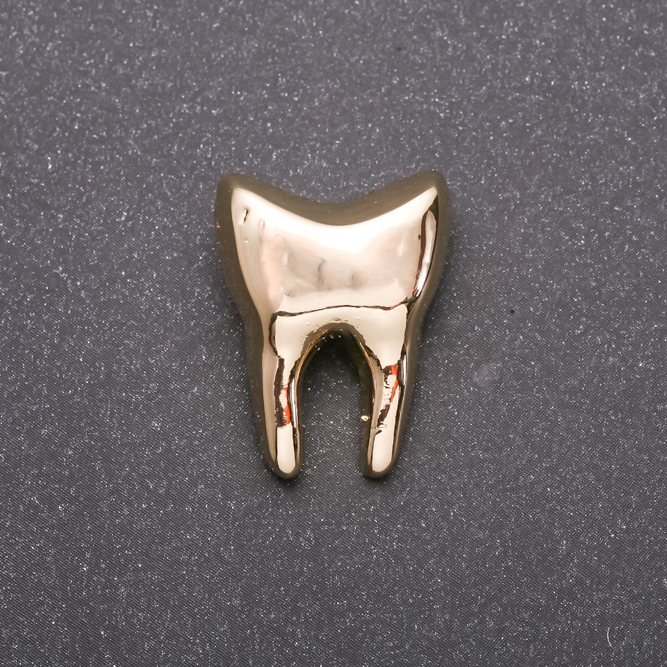 Brooch Golden Tooth in Yellow Metal 17×23 mm