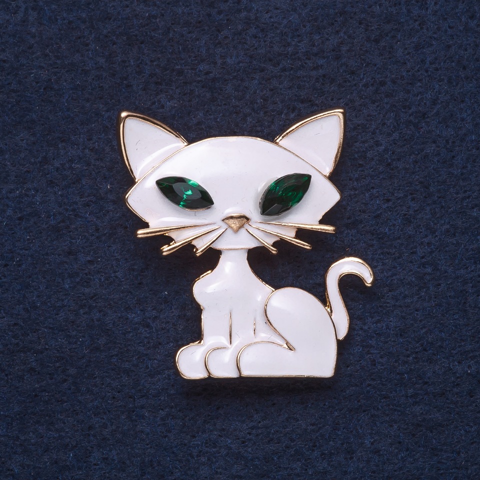 Brooch 'Kitty' white enamel gold-tone metal 3.5 x 3 cm