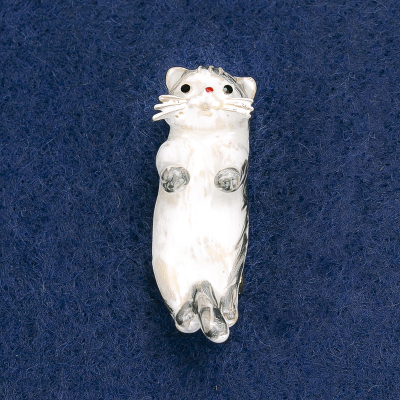 Cat Brooch, acrylic in gray and white, silver metal, 41×13 mm