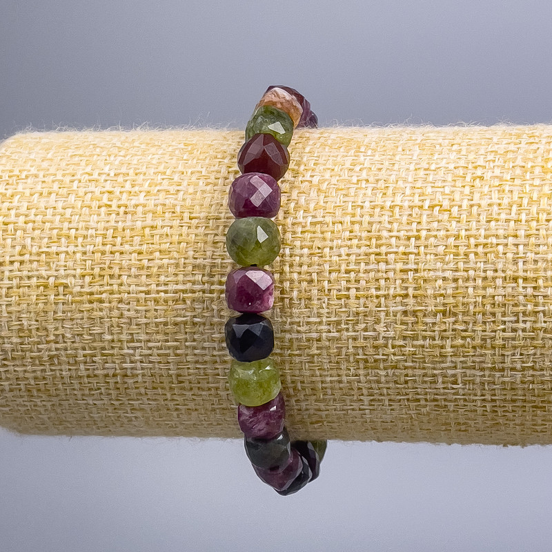 Bracelet with natural tourmaline, faceted cube beads, diameter 7×7 mm, length 18 cm (stretch)