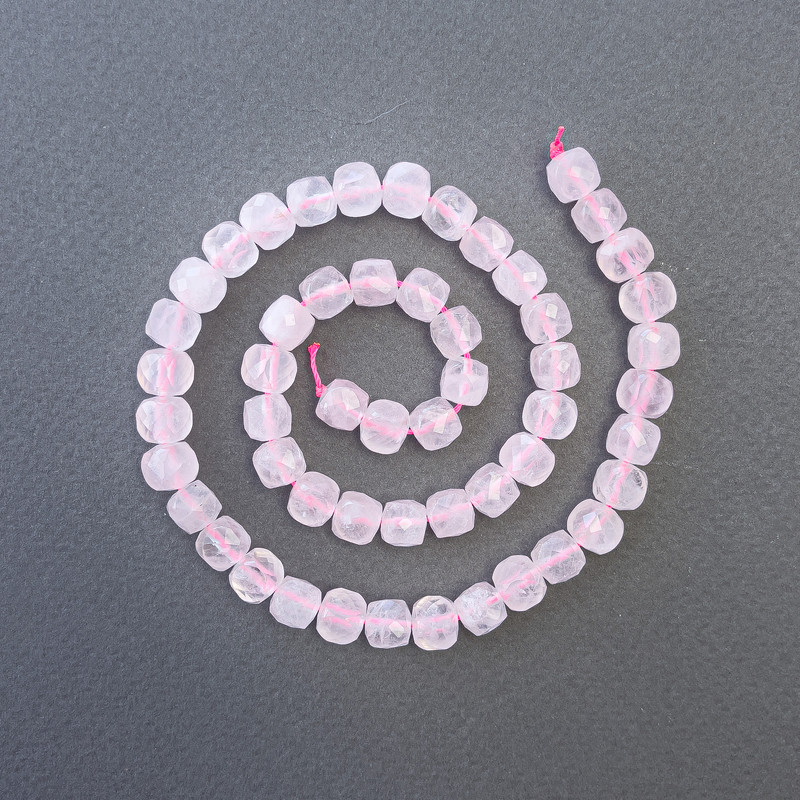 Намистини Рожевий кварц натуральний камінь гранований кубик, діаметр 7мм+-, довжина 39см+- на нитці